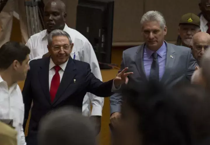 El presidente Raúl Castro junto a su posible sucesor Miguel-Díaz-Canel, en la sesión parlamentaria. AP