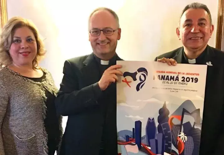 El arzobispo de Panamá entregó esta semana un afiche promocional de la JMJ y un par de zapatillas decoradas al papa Francisco. Cortesía