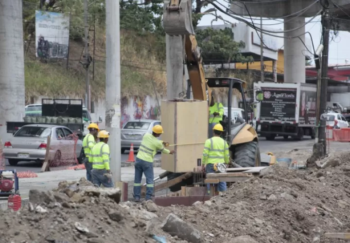 Los más afectados por estos trabajos son los usuarios de metrobús, que pierden casi dos horas. Foto: Víctor Arosemena