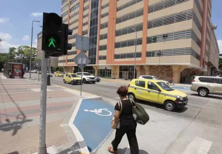Según el plan de movilidad urbana de la Alcaldía capitalina, todos son peatones en algún momento de su traslado. Foto: Archivo