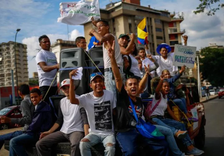 Simpatizantes del evangélico Javier Bertucci se toman la calles. EFE