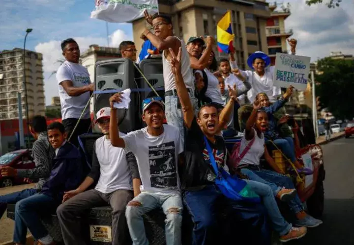 Simpatizantes del evangélico Javier Bertucci se toman la calles. EFE