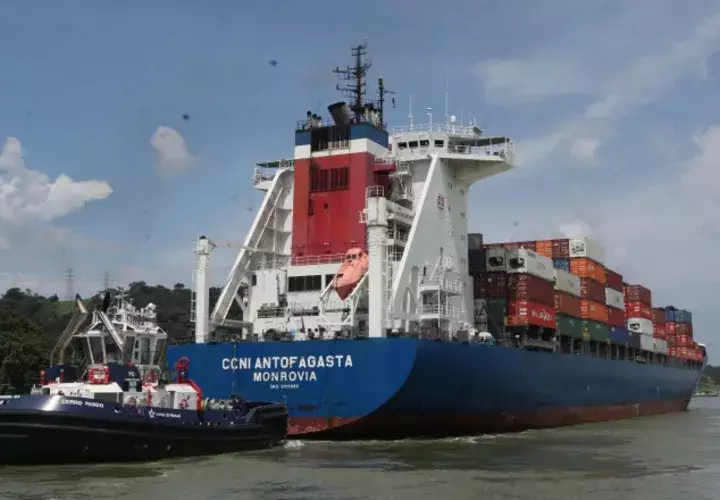 Las operaciones del Canal continúan con normalidad, con dos marineros a bordo de los remolcadores. Archivo
