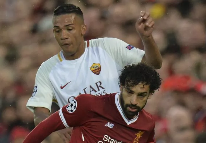 Salah (der.) disputa el balón con Juan Jesús, en el juego de ayer. EFE
