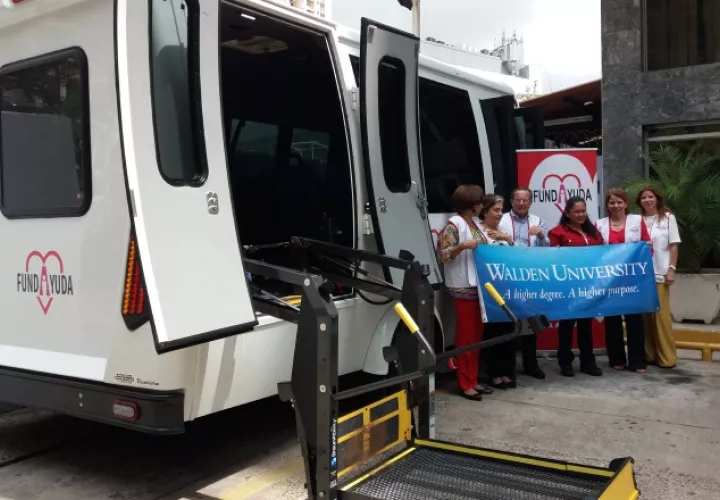 El vehículo tiene una plataforma para subir a los pacientes que utilicen silla de ruedas. Foto: Yaissel Urieta Moreno