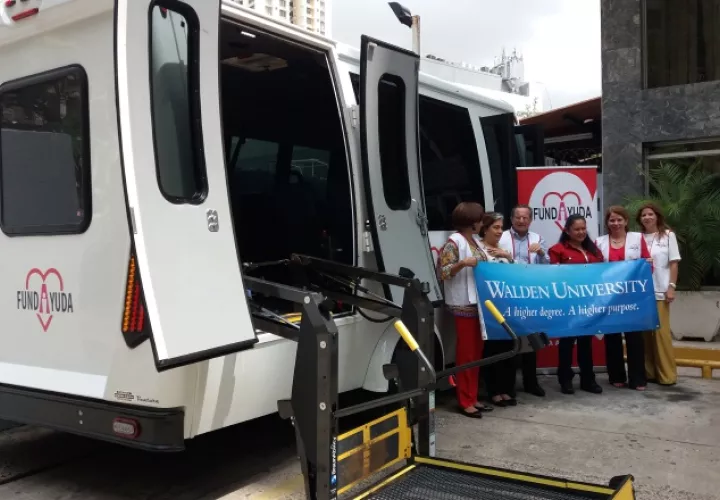 El vehículo tiene una plataforma para subir a los pacientes que utilicen silla de ruedas. Foto: Yaissel Urieta Moreno