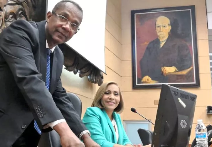 La bancada del PRD podría estar aceptando las dos vicepresidencias y que Ábrego sea presidenta.