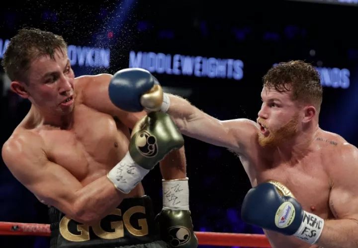 Triple G y "Canelo" empataron la primera vez que se enfrentaron. AP