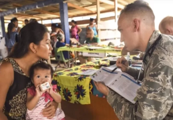 El teniente coronel Brian Neese, atendiendo a una madre en Darién.