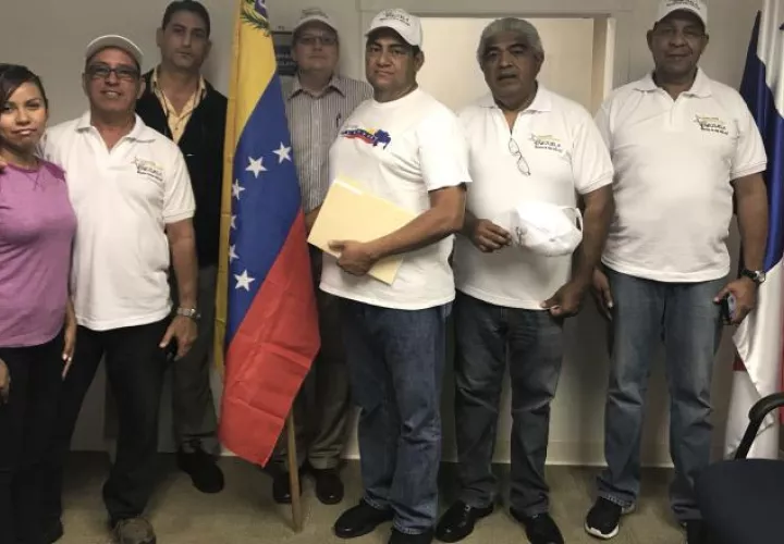 Exiliados venezolanos visitan el consulado de Panamá en Miami. efe
