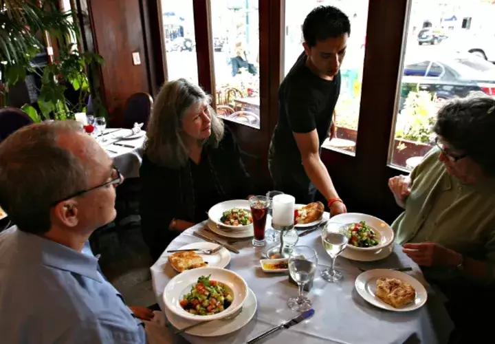 Los panameños prefieren pedir comida a domicilio o llevar comida al trabajo antes que salir y estar metidos en un tranque vehicular debido a la huelga de los trabajadores. Archivo
