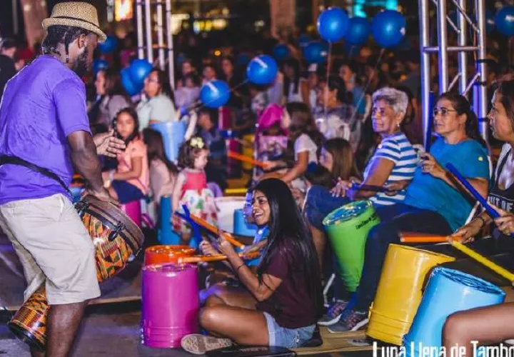 Hay una alegría que comparten los músicos y la concurrencia. Es una fiesta cultural que todos agradecen. Cortesia.