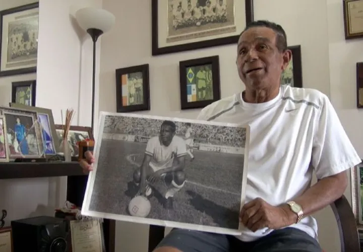 Luis Ernesto "Tapia" muestra su foto como jugador con el Alianza en El Salvador. Edwin González