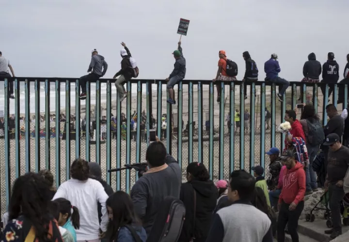 Centroamericanos, en la valla fronteriza con Estados Unidos. AP