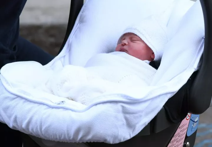 Poco después de su primera aparición, el pequeño fue llevado al Palacio de Kensington por sus padres. EFE