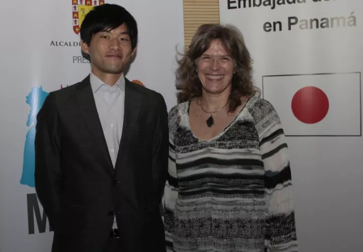 1.  Shingo Sakai y  Alexandra Schjelderup.