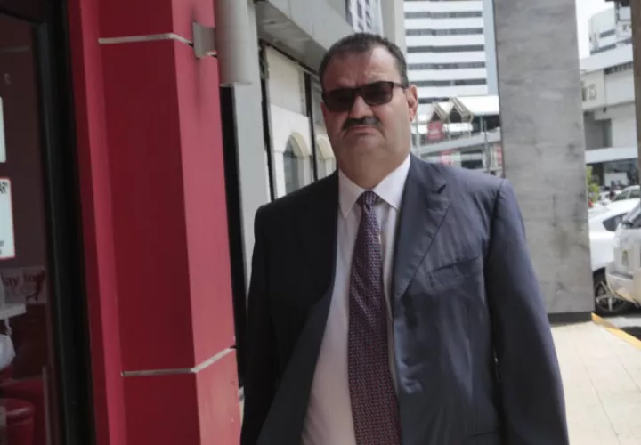 Carlos Carrillo, defensa de Francolini, se presentó ayer al edificio Avesa para notificarse sobre los requerimientos de la fiscalía.  Víctor Arosemena