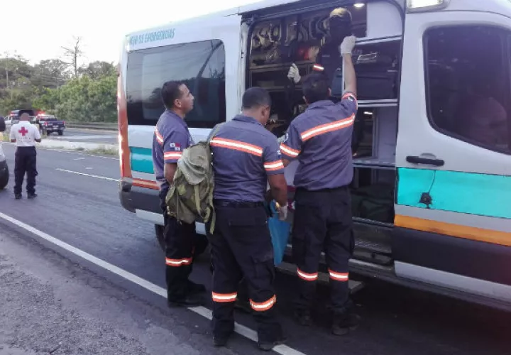 Atención del 911 a lesionados en Capira. 