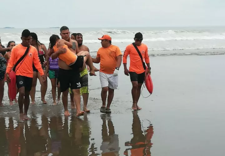 Momentos en que la joven fue auxiliada. 