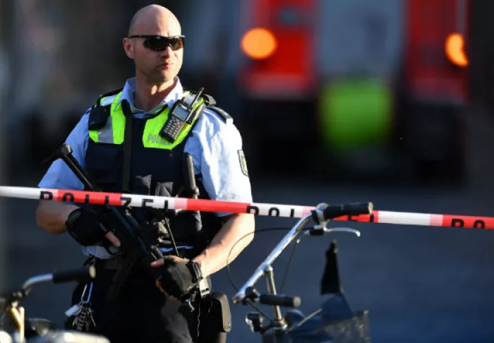 Miembros armados de la Policía Especial Alemana vigilan en la ciudad de Muenster, Alemania. FOTO/AP