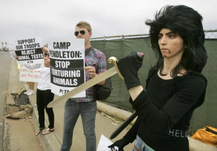 Nasim Aghdam, a la derecha, cuando se une a los miembros de People for the Ethical for Animals, PETA, en una protesta. FOTO/AP