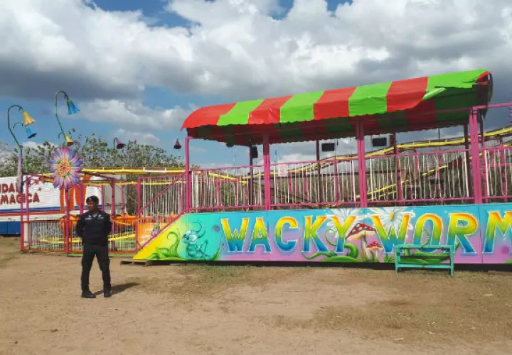 El aparato mecánico el gusanito es custodiado. Foto: Elena Valdez