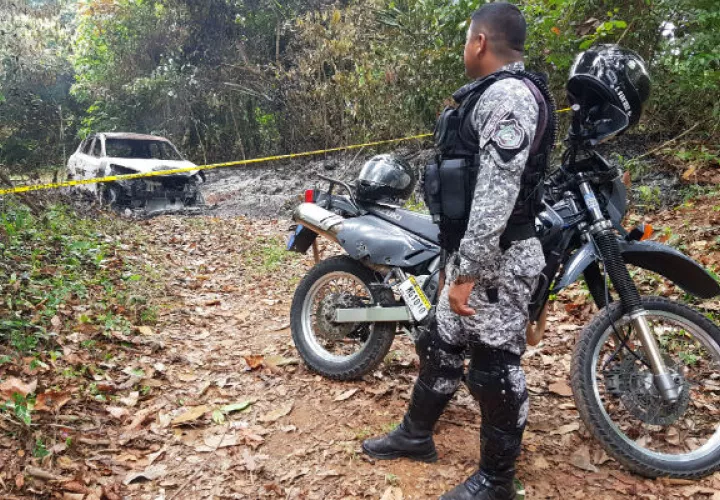 Una unidad de la policía junto al auto. Foto: Delfia Cortez. 