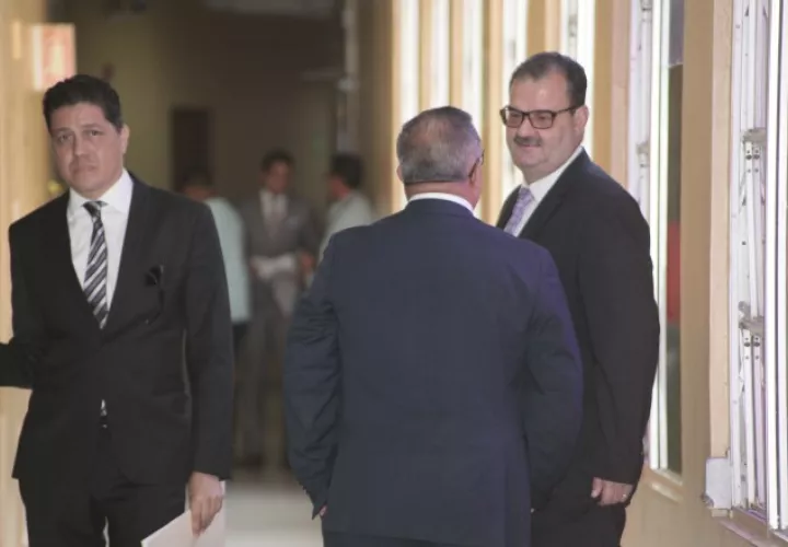 Parte de la defensa del expresidente Martinelli presente en el acto de audiencia, ayer. 