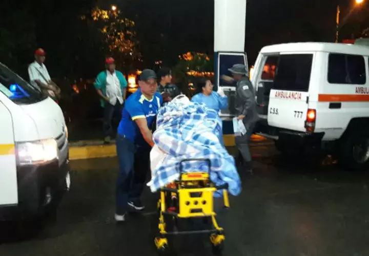 El herido es trasladado al hospital. Foto: Mayra Madrid. 