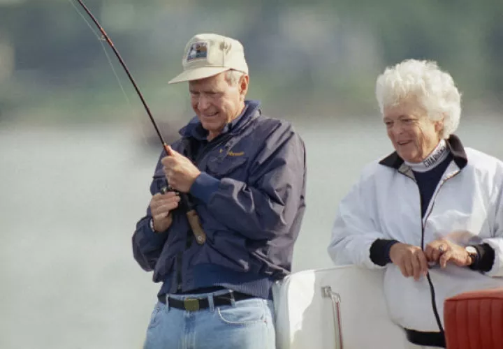 Bárbara Bush, junto a George Bush, en un día de pesca. FOTO/AP