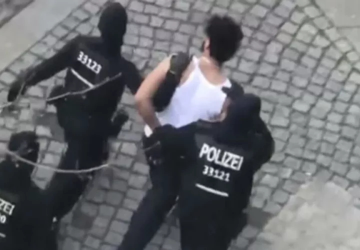 Momentos en que la policía alemana arrestaba a uno de los presuntos sospechosos. FOTO/AP