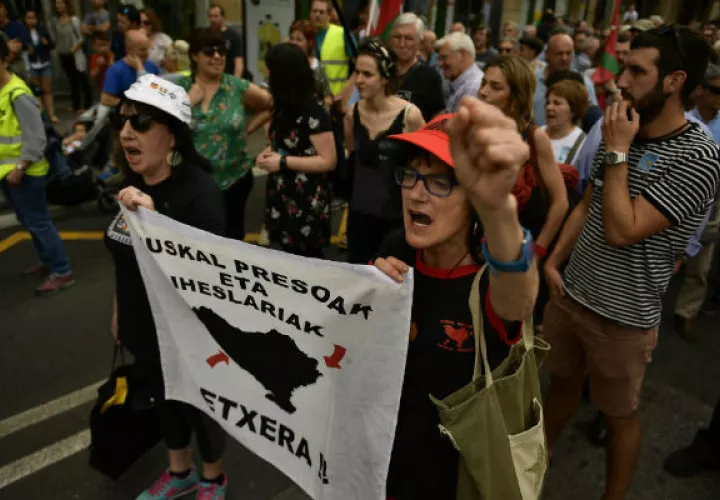 Piden reubicar miembros de ETA presos. Foto: AP.