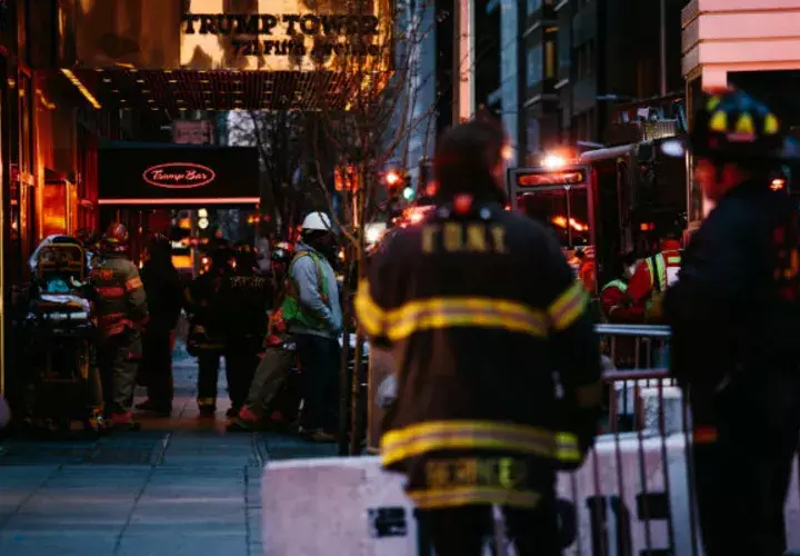 Un total de seis bomberos resultaron heridos cuando combatían el incendio en las Torres Trump. FOTO/AP