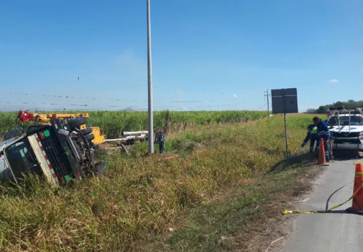 El camión se volcó tras el choque. Foto: Elena Valdez.