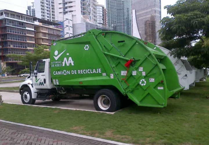 Camiones compactadores.