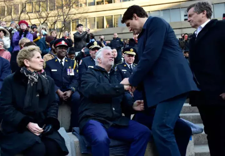 El primer ministro de Canadá atiende a los familiares de las víctimas. FOTO/AP