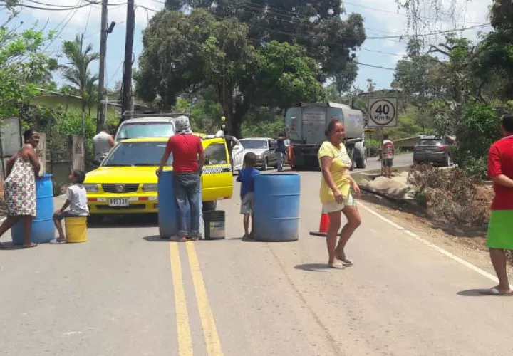 Bloquearon la vía porque sigue sin nada de agua potable en Buena Vista de Colón. Foto: Diómedes Sánchez
