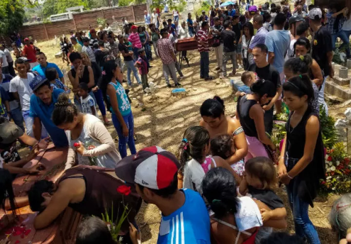 Familiares de presos del centro de reclusión de la Comandancia General de la Policía de Carabobo participan en el entierro de sus parientes. FOTO/EFE