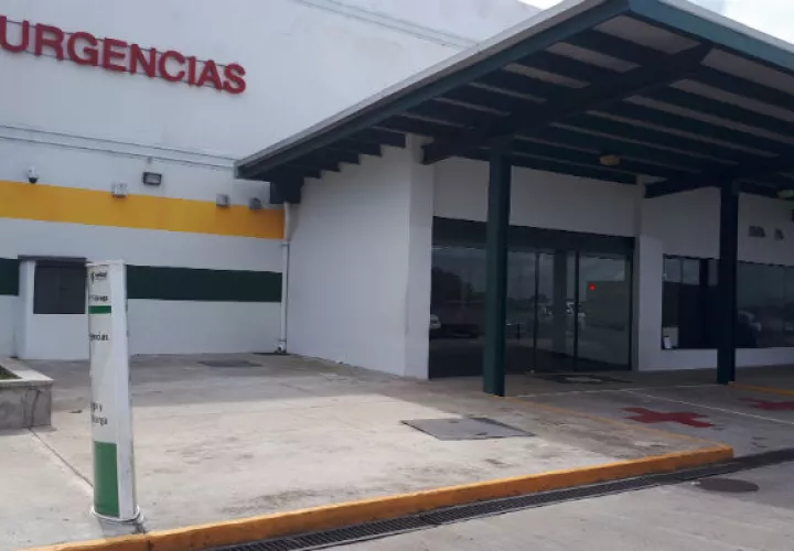 La madre recibe atención médica. 