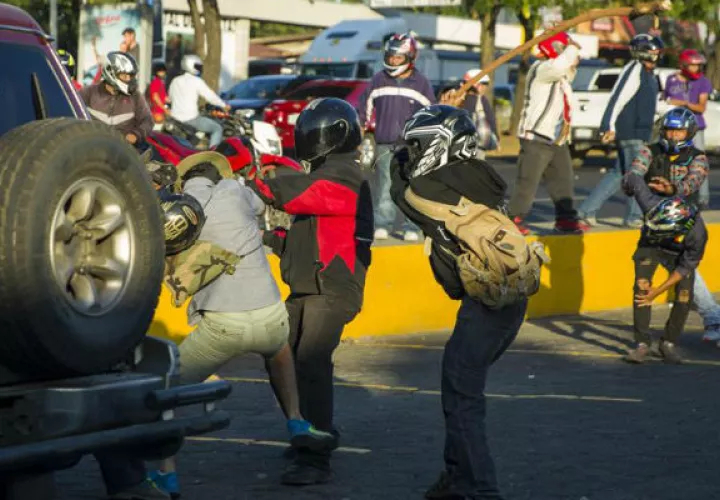 Una persona es agredida. Foto: EFE 