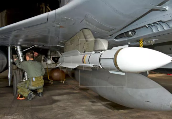 Un piloto y a un técnico haciendo diversas comprobaciones en un avión Mirage 2000-5. Foto: EFE