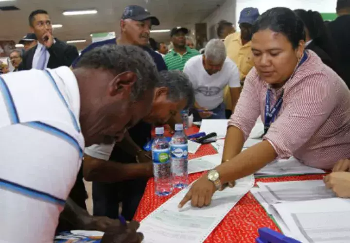 En casos de los familiares fallecidos, los funcionarios primero tienen que evaluar la documentación solicitada. Archivo