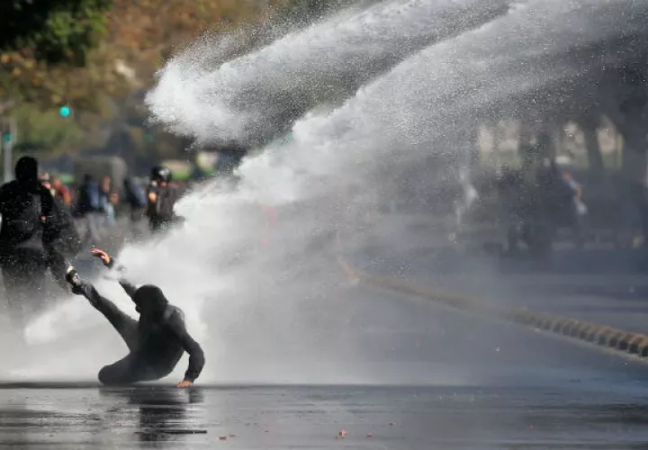 Un grupo de estudiantes se toman las calles chilenas, exigiendo mejoras en la educación. FOTO/EFE