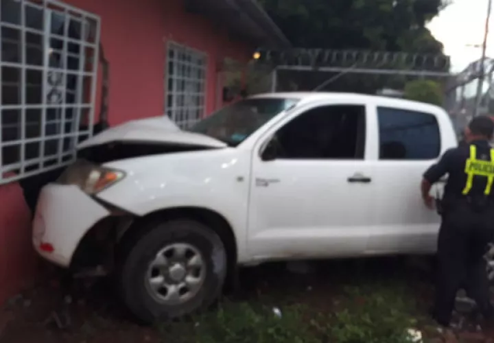 El conductor del pick-up perdió el control luego de colisionar con un auto sedán. Foto/José Vásquez