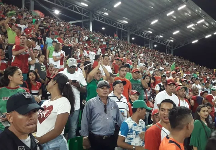 Los fanáticos de ambas novenas terminaron molestas. Foto Mayra Madrid