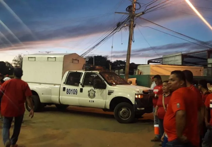 La policía nacional tuvo que vigilar los predios del estadio. Foto Mayra Madrid