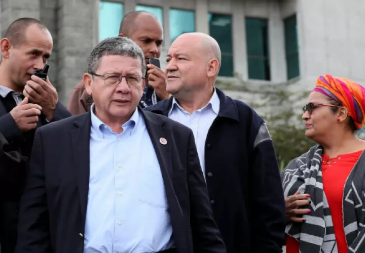Miembros del Partido FARC, a su salida de la fiscalía. FOTO/EFE