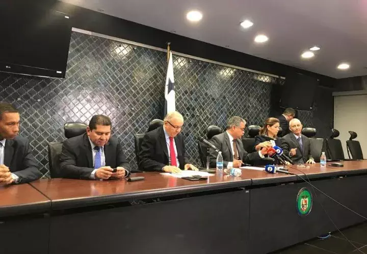 Fernando Carrillo, Ana Matilde Gómez, Elías Castillo, Sergio Gálvez, Alfredo Pérez, Rubén De León y Juan Poveda. Foto: Archivo.