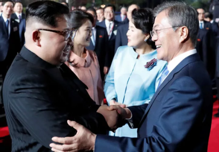 El líder norcoreano Kim Jong-un (izda) y su mujer Ri Sol-ju (2i) despiden al presidente surcoreano, Moon Jae-in, y a su mujer Kim Jung-sook, en el edificio Peace House. FOTO/EFE 