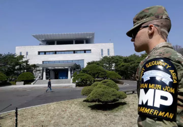 Un soldado custodia la entrada del edificio donde se reunirán los mandatarios de Corea del Norte  y Corea del Sur. FOTO/AP